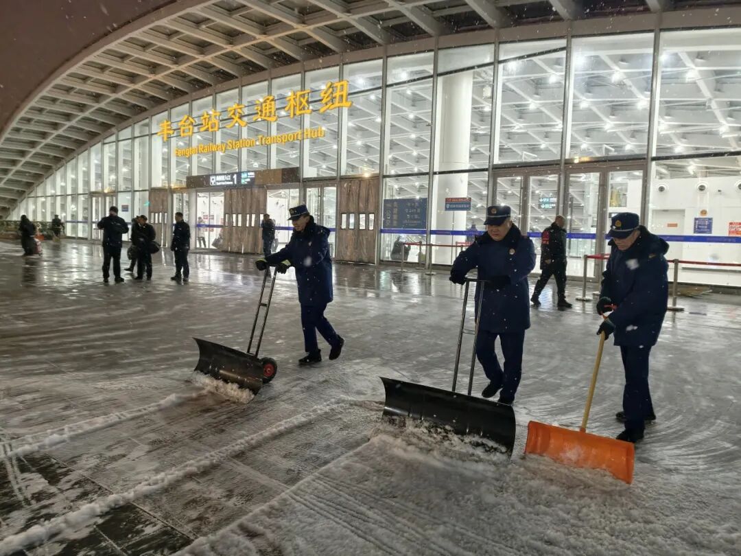 大雪纷飞时，“八站两场”让旅客“暖身”又“暖心”