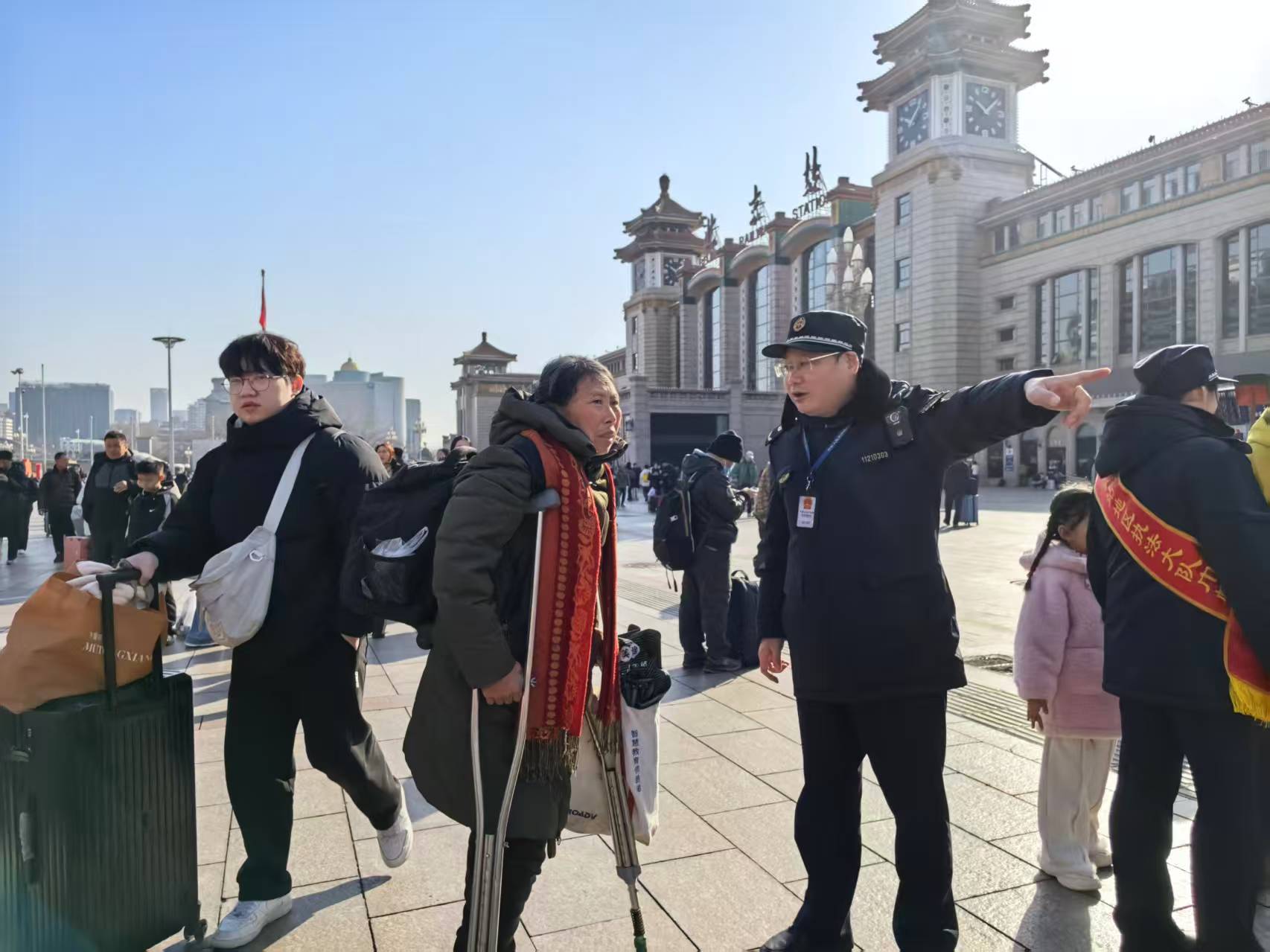 “冬夜很冷，但回家的路很暖！”