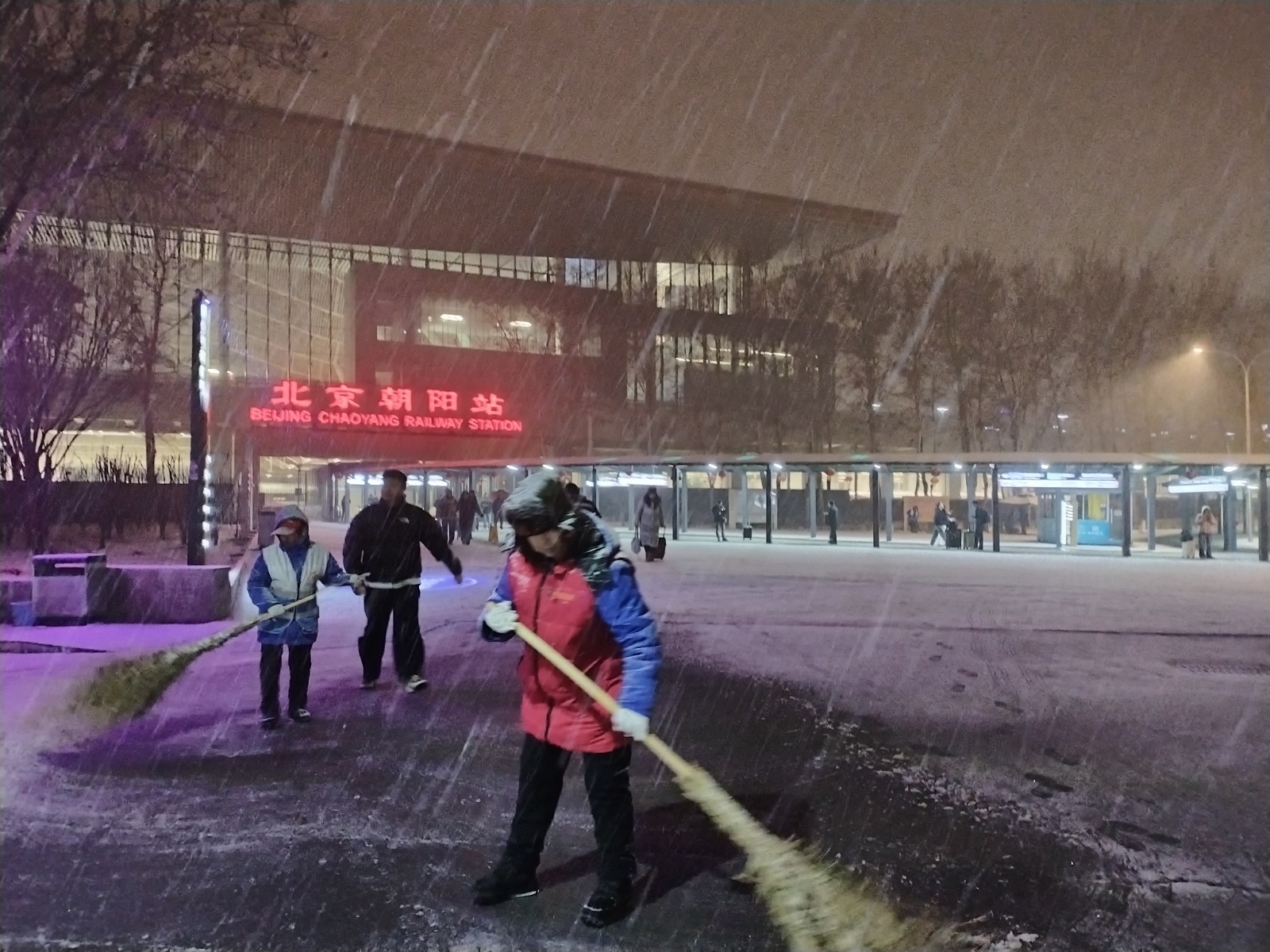 市重点站区管委会统筹“八站两场”全力做好春运返程降雪应对