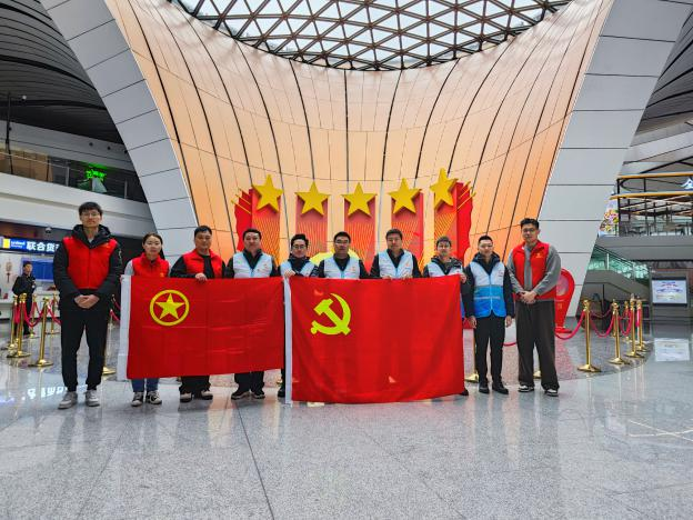 学雷锋 做志愿 北京市直机关青年在行动（五）市重点站区管委会：弘扬雷锋精神 服务温暖旅途