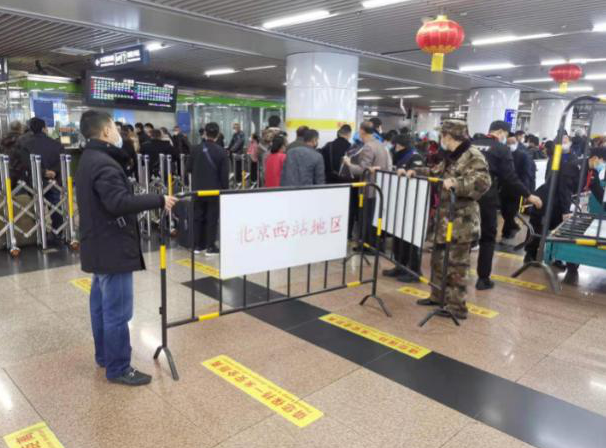 西站地区有序开展大客流疏导工作