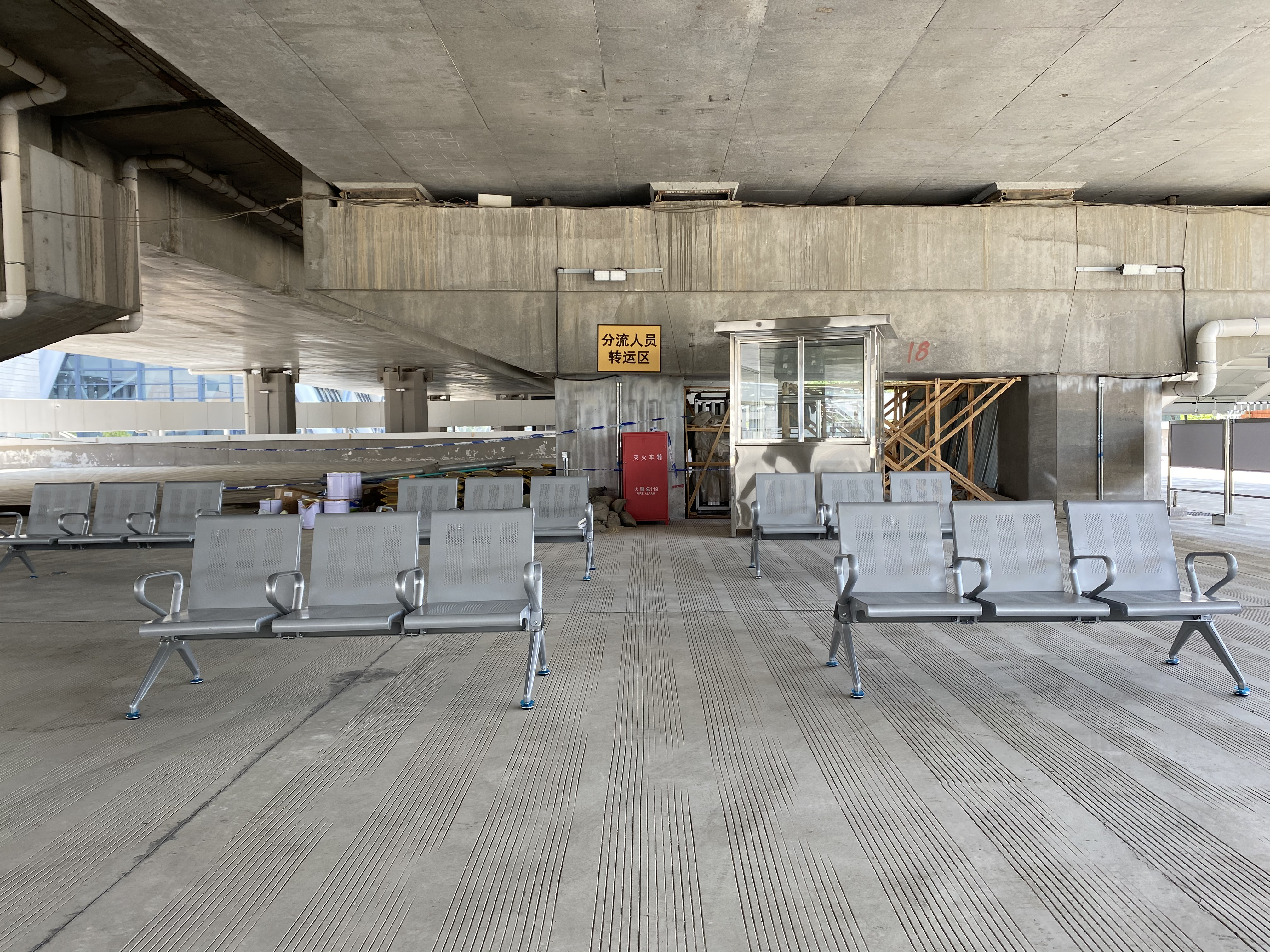 设置分流人员专用通道和转运区