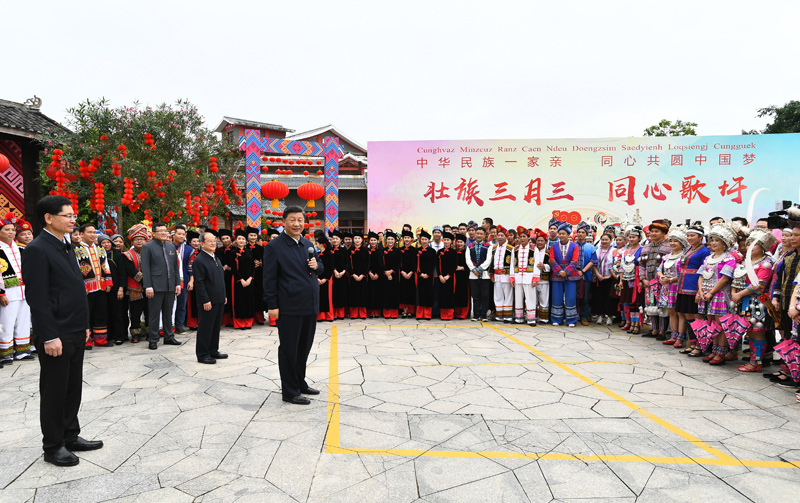 4月25日至27日，中共中央总书记、国家主席、中央军委主席习近平在广西考察。这是27日上午，习近平在南宁市广西民族博物馆外，同参加三月三“歌圩节”民族文化活动的各族群众亲切交流。