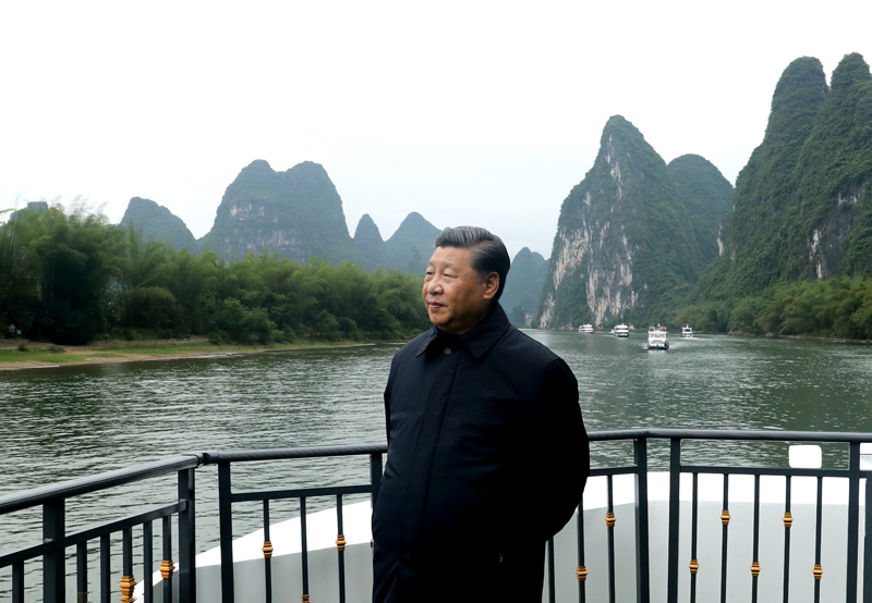 4月25日至27日，中共中央总书记、国家主席、中央军委主席习近平在广西考察。这是25日下午，习近平在桂林市阳朔县，乘船考察漓江阳朔段。