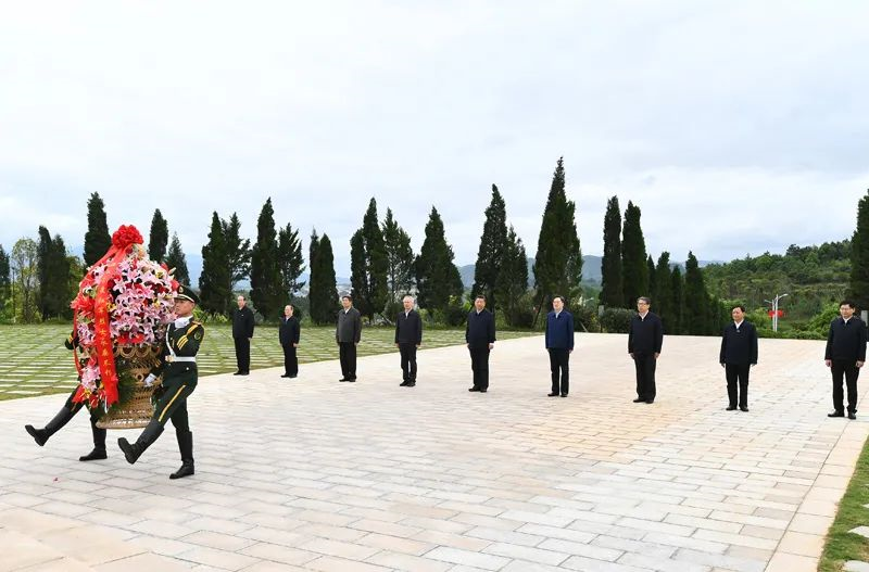 4月25日至27日，中共中央总书记、国家主席、中央军委主席习近平在广西考察。这是25日上午，习近平在位于桂林市全州县的红军长征湘江战役纪念园，向湘江战役红军烈士敬献花篮。
