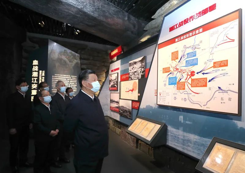 4月25日至27日，中共中央总书记、国家主席、中央军委主席习近平在广西考察。这是25日上午，习近平在桂林市全州县，参观红军长征湘江战役纪念馆。