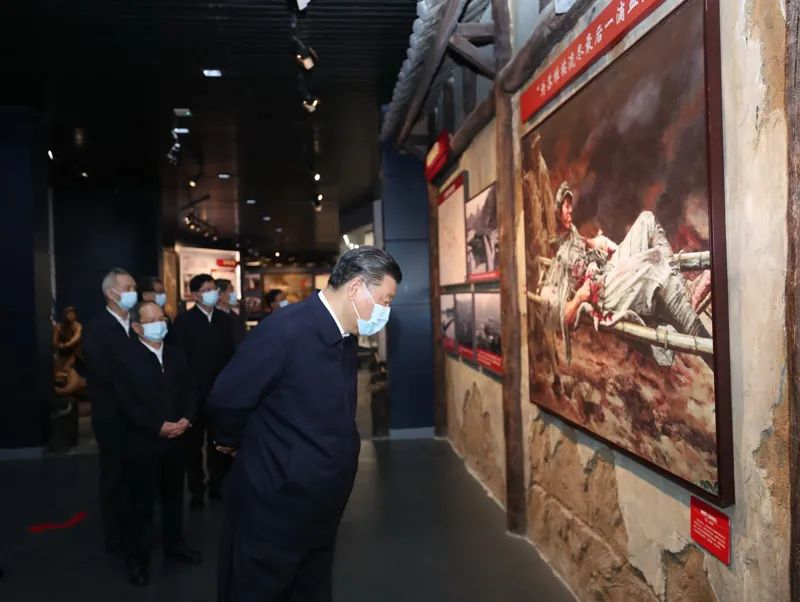 4月25日至27日，中共中央总书记、国家主席、中央军委主席习近平在广西考察。这是25日上午，习近平在桂林市全州县，参观红军长征湘江战役纪念馆。