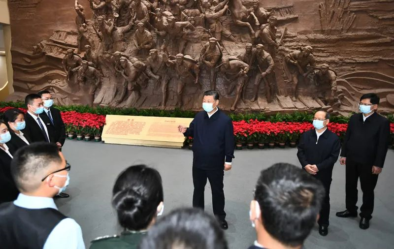 4月25日至27日，中共中央总书记、国家主席、中央军委主席习近平在广西考察。这是25日上午，习近平在桂林市全州县，参观红军长征湘江战役纪念馆时，同工作人员亲切交谈。