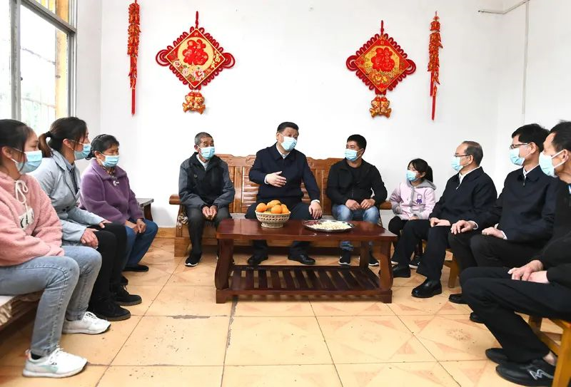 4月25日至27日，中共中央总书记、国家主席、中央军委主席习近平在广西考察。这是25日上午，习近平在桂林市全州县才湾镇毛竹山村村民王德利家中看望，同一家人围坐在一起聊家常。
