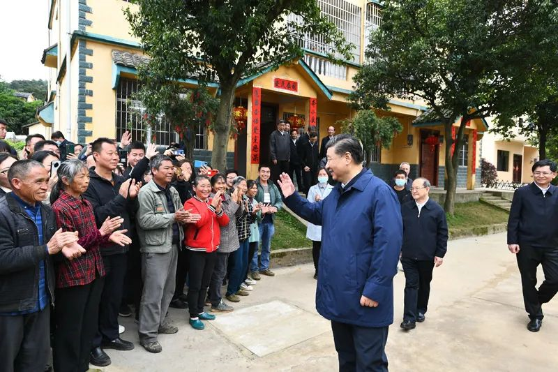 4月25日至27日，中共中央总书记、国家主席、中央军委主席习近平在广西考察。这是25日上午，习近平在桂林市全州县才湾镇毛竹山村考察时，同乡亲们亲切交流。