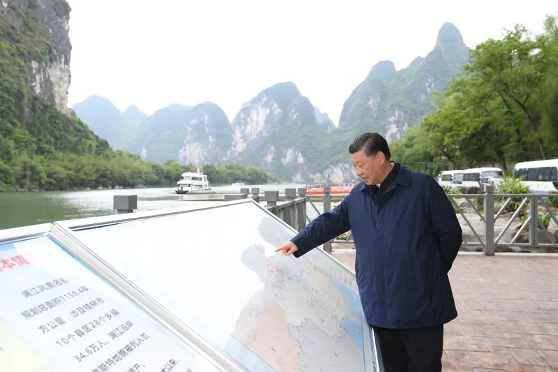 4月25日至27日，中共中央总书记、国家主席、中央军委主席习近平在广西考察。这是25日下午，习近平在桂林市阳朔县漓江杨堤码头，了解漓江流域综合治理、生态保护等情况。