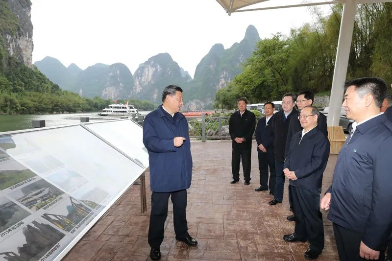 4月25日至27日，中共中央总书记、国家主席、中央军委主席习近平在广西考察。这是25日下午，习近平在桂林市阳朔县漓江杨堤码头，了解漓江流域综合治理、生态保护等情况。