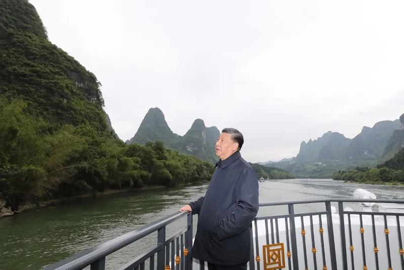 4月25日至27日，中共中央总书记、国家主席、中央军委主席习近平在广西考察。这是25日下午，习近平在桂林市阳朔县，乘船考察漓江阳朔段。