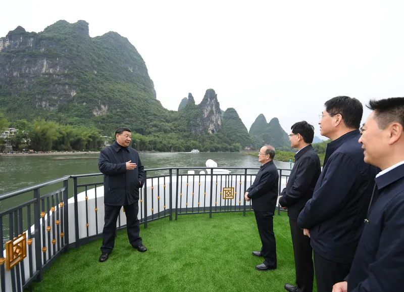 4月25日至27日，中共中央总书记、国家主席、中央军委主席习近平在广西考察。这是25日下午，习近平在桂林市阳朔县，乘船考察漓江阳朔段。