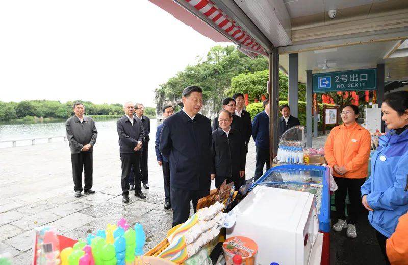 4月25日至27日，中共中央总书记、国家主席、中央军委主席习近平在广西考察。这是26日下午，习近平在桂林市象鼻山公园考察调研。