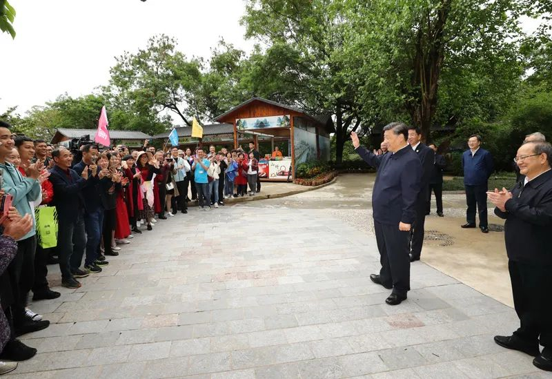 4月25日至27日，中共中央总书记、国家主席、中央军委主席习近平在广西考察。这是26日下午，习近平在桂林市象鼻山公园考察时，同游客们亲切交流。