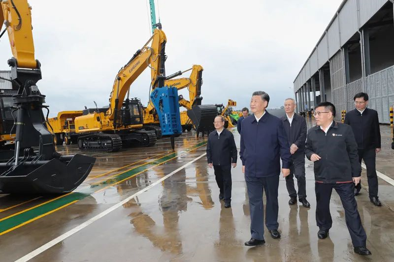 4月25日至27日，中共中央总书记、国家主席、中央军委主席习近平在广西考察。这是26日下午，习近平在广西柳工集团有限公司察看产品展示。