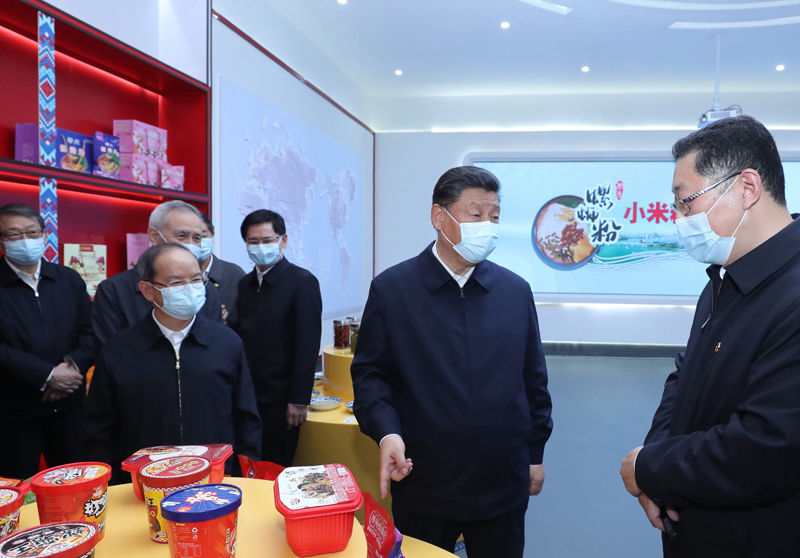 4月25日至27日，中共中央总书记、国家主席、中央军委主席习近平在广西考察。这是26日下午，习近平在柳州螺蛳粉生产集聚区，了解螺蛳粉生产情况。