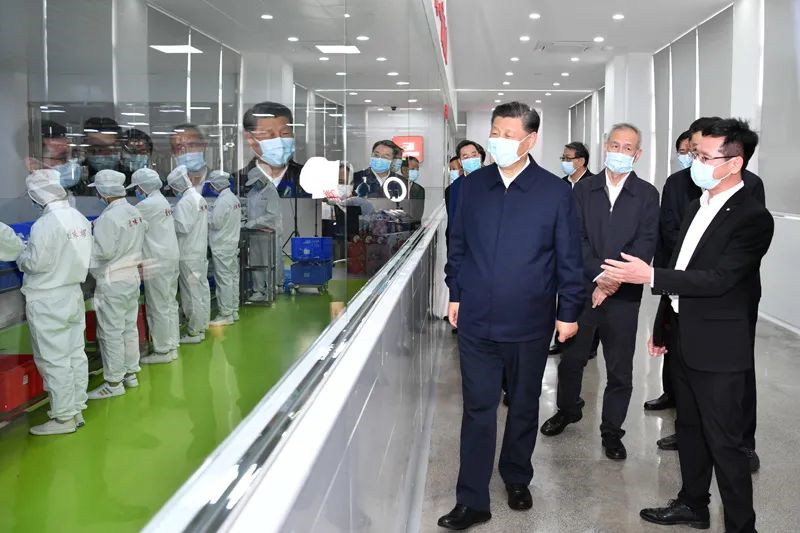 4月25日至27日，中共中央总书记、国家主席、中央军委主席习近平在广西考察。这是26日下午，习近平在柳州螺蛳粉生产集聚区，了解螺蛳粉生产情况。