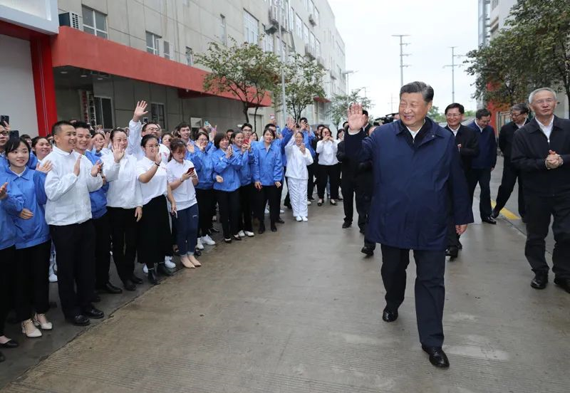 4月25日至27日，中共中央总书记、国家主席、中央军委主席习近平在广西考察。这是26日下午，习近平在柳州螺蛳粉生产集聚区考察调研。