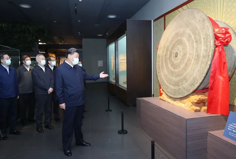 4月25日至27日，中共中央总书记、国家主席、中央军委主席习近平在广西考察。这是27日上午，习近平在南宁市广西民族博物馆参观壮族文化展。
