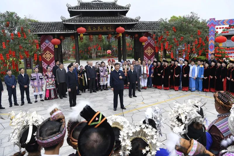 4月25日至27日，中共中央总书记、国家主席、中央军委主席习近平在广西考察。这是27日上午，习近平在南宁市广西民族博物馆外，同参加三月三“歌圩节”民族文化活动的各族群众亲切交流。