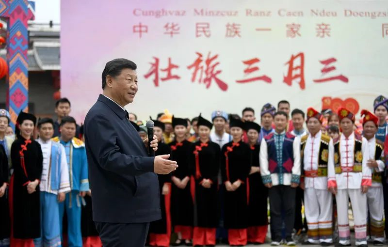 4月25日至27日，中共中央总书记、国家主席、中央军委主席习近平在广西考察。这是27日上午，习近平在南宁市广西民族博物馆外，同参加三月三“歌圩节”民族文化活动的各族群众亲切交流。