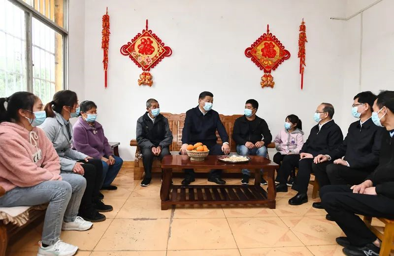 4月25日至27日，中共中央总书记、国家主席、中央军委主席习近平在广西考察。这是25日上午，习近平在桂林市全州县才湾镇毛竹山村村民王德利家中看望，同一家人围坐在一起聊家常。
