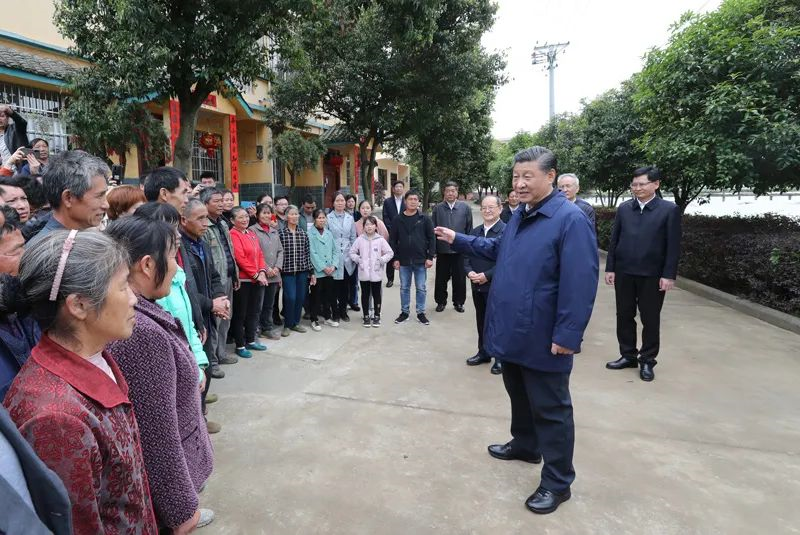 4月25日至27日，中共中央总书记、国家主席、中央军委主席习近平在广西考察。这是25日上午，习近平在桂林市全州县才湾镇毛竹山村考察时，同乡亲们亲切交流。