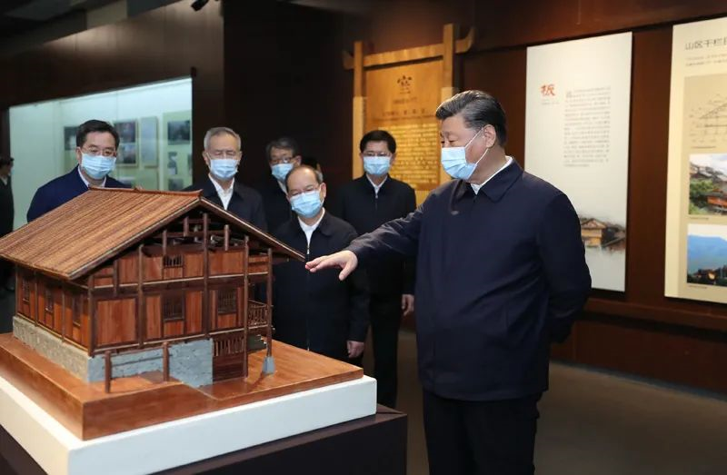 4月25日至27日，中共中央总书记、国家主席、中央军委主席习近平在广西考察。这是27日上午，习近平在南宁市广西民族博物馆参观壮族文化展。