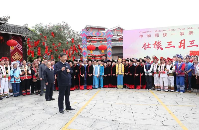 4月25日至27日，中共中央总书记、国家主席、中央军委主席习近平在广西考察。这是27日上午，习近平在南宁市广西民族博物馆外，同参加三月三“歌圩节”民族文化活动的各族群众亲切交流。