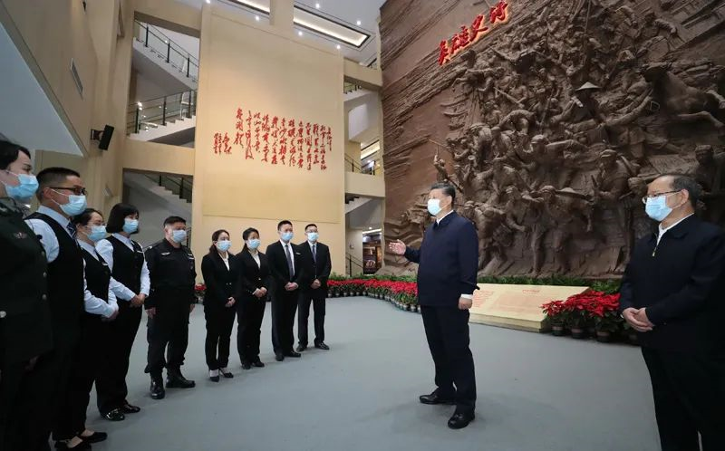 4月25日至27日，中共中央总书记、国家主席、中央军委主席习近平在广西考察。这是25日上午，习近平在桂林市全州县，参观红军长征湘江战役纪念馆时，同工作人员亲切交谈。