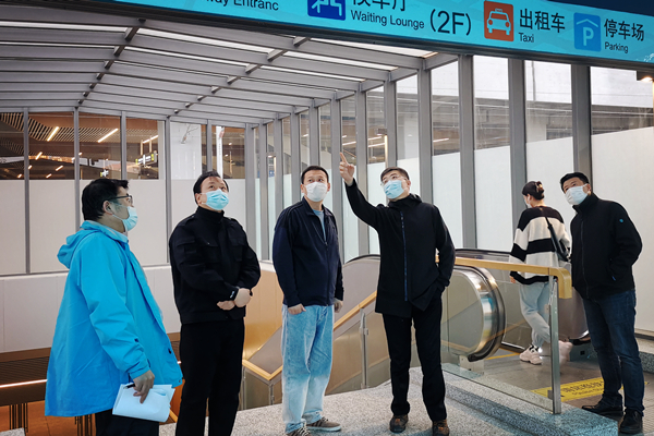 王都伟在北京朝阳站出入口检查引导标识设置