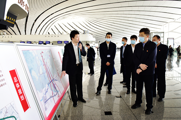 考察组一行在大兴国际机场航站楼听取大兴机场规划建设情况介绍