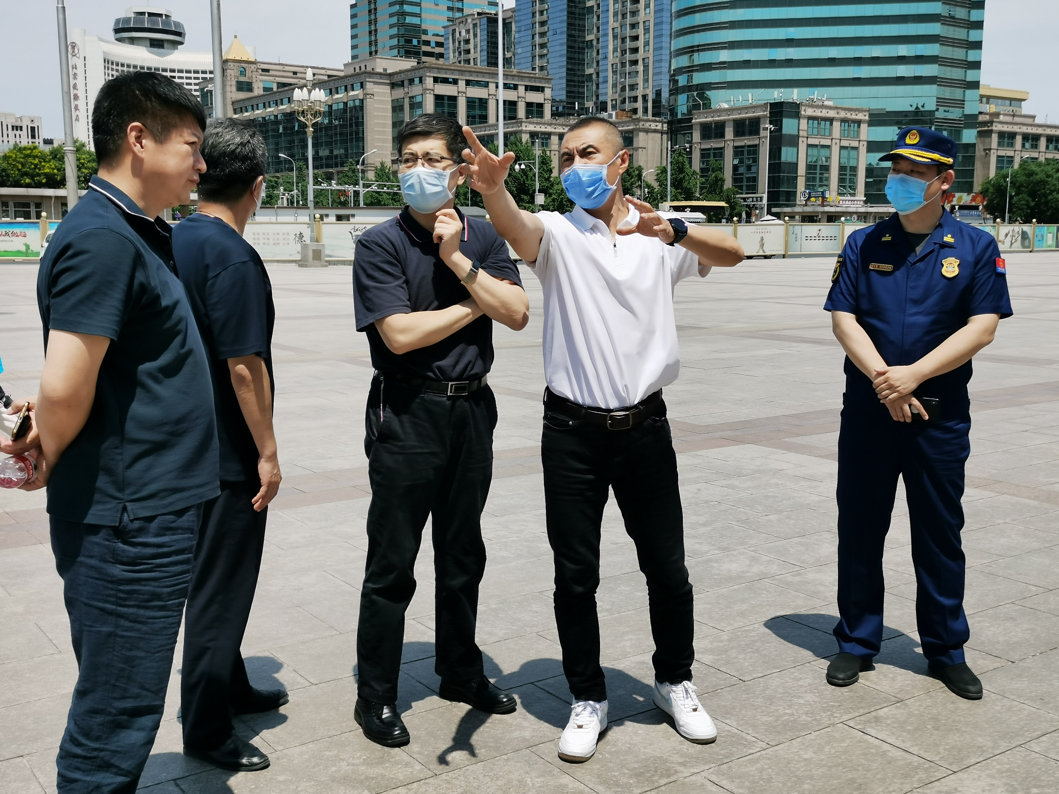 王都伟在北京站前广场调研检查