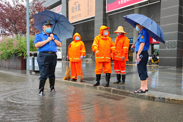 北京北站地区城管执法队员、环卫人员检查雨北京朝阳站地区工作人员检查雨箅等排水设施等排水设施