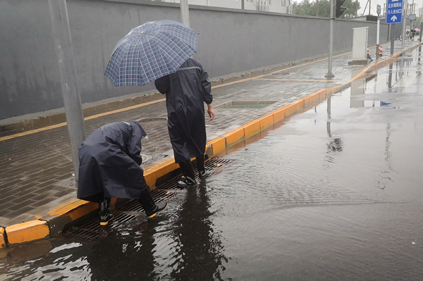 北京朝阳站地区工作人员检查雨北京朝阳站地区工作人员检查雨箅等排水设施等排水设施