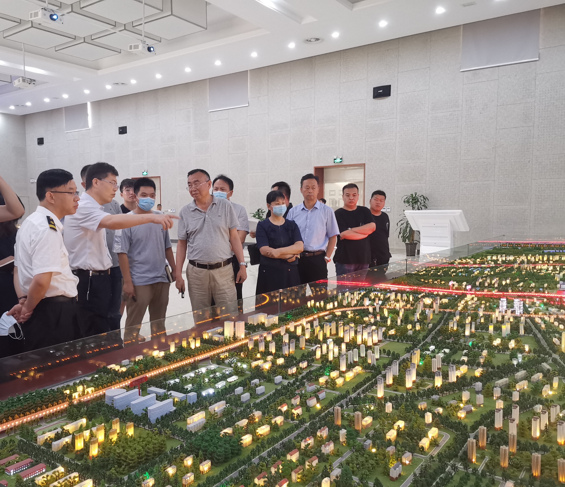 王都伟带队到丰台火车站调研